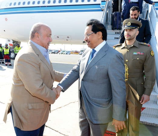 سمو رئيس الوزراء الشيخ جابر المبارك مصافحا الفريق سليمان الفهد﻿