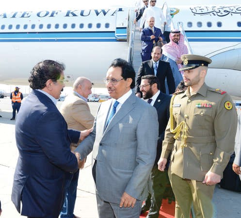 سمو رئيس الوزراء الشيخ جابر المبارك يصافح احد مستقبليه ويبدو دعلي العمير﻿