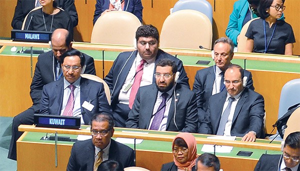 ممثل صاحب السمو الامير الشيخ صباح الاحمد سمو رئيس الوزراء الشيخ جابر المبارك ود علي العمير والسفير الشيح سالم العبدالله والسفير منصور العتيبي خلال الاجتماع