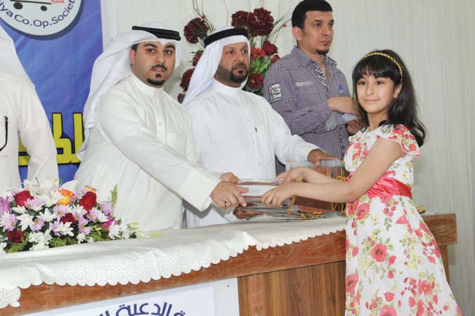  علي ابراهيم الشيخ مكرما احدى المتفوقاتقاسم باشا