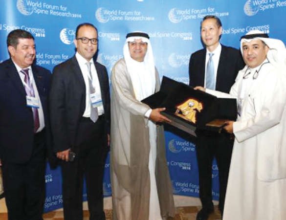 دعبدالرزاق العبيد يقدم درعا تقديريا الى حمدان بن راشد 