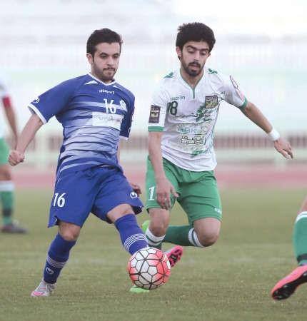 لاعب الشباب تركي المطيري يمنع تقدم عبدالمحسن تركمانيالازرقكوم