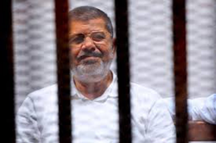 تأجيل النطق بالحكم على مرسي في قضية "التخابر مع قطر" إلى 7 مايو المقبل