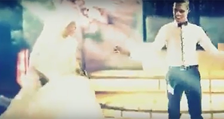 بالفيديو.. عريس مصري يرقص "ع الوحدة ونص" ليلة زفافه ويسرق الاضواء من زوجته !