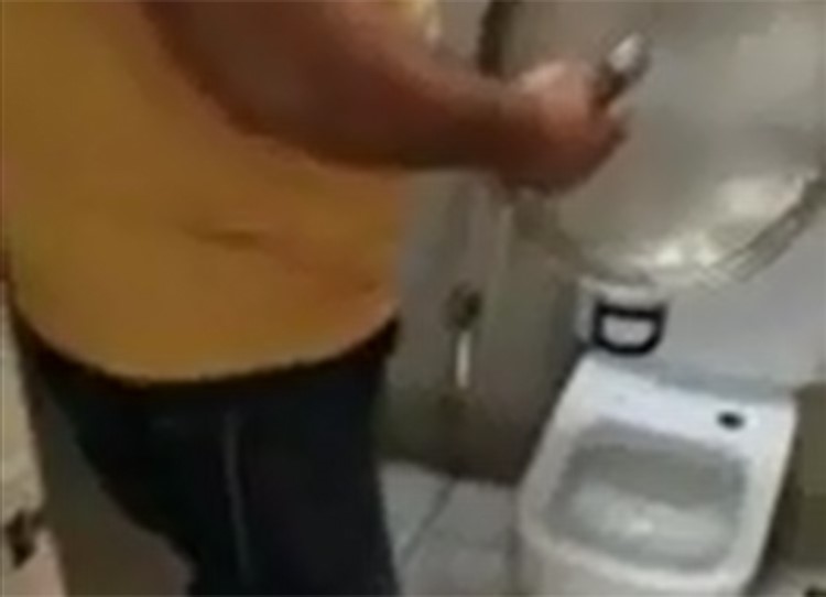 بالفيديو.. سعودي يضبط عاملاً يغسل أواني مطعم بـ"المرحاض".. وهذا ما فعله به 