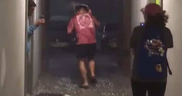 بالفيديو.. طالب يتحدى البرق بمقلاة مطبخ