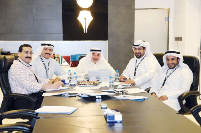 صالح عاشور متوسطا سكرتير تحرير الشؤون البرلمانية الزميل حسين الرمضان والزملاء ماضي الهاجري وبدر السهيل وسامح عبدالحفيظ﻿