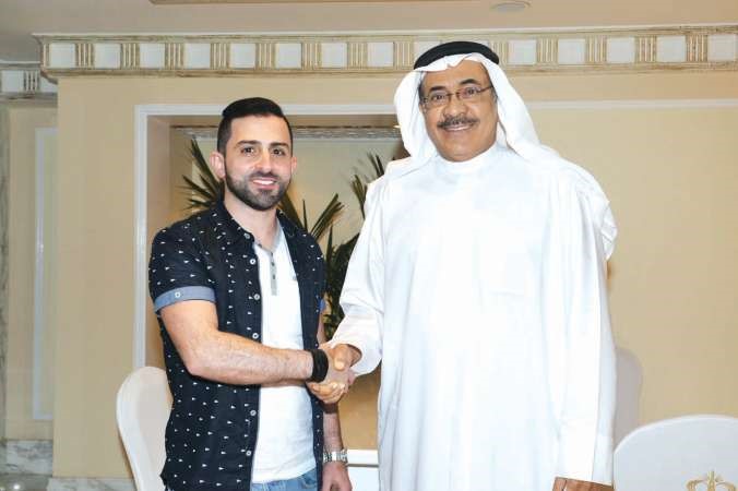 مدير التحرير الزميل محمد بسام الحسيني مع الشيخ دخالد بن خليفة ال خليفة قاسم باشا