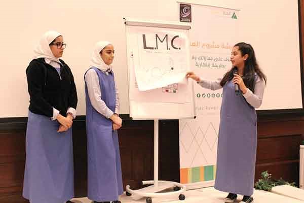 عدد من الطالبات يعرضن مشروعهن