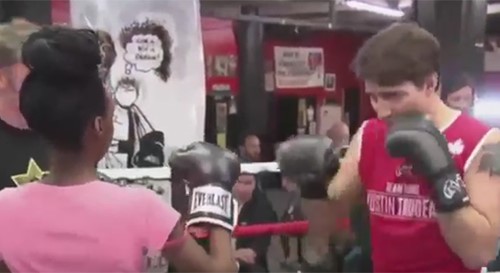 بالفيديو.. رئيس وزراء كندا يلاكم في نيويورك 