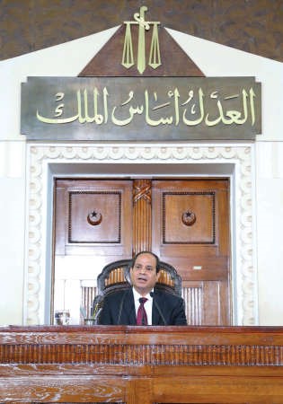 الرئيس المصري عبدالفتاح السيسي ملقيا كلمته خلال الاحتفال بعيد القضاء امس