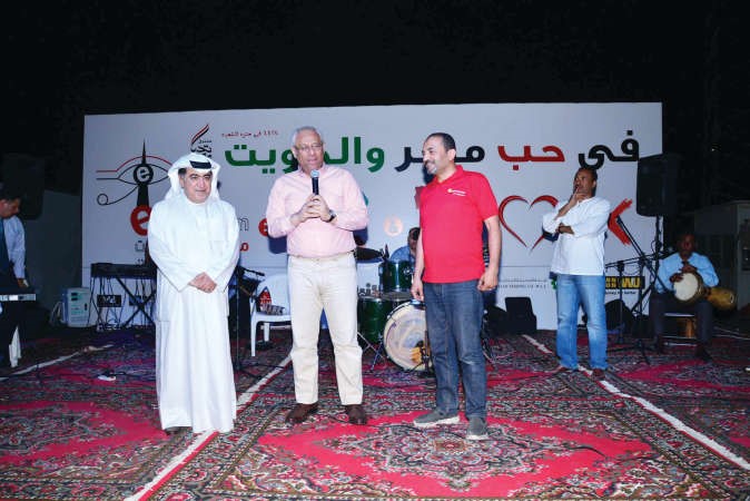 السفير ياسر عاطف ملقيا كلمته بحضور حسين جوهر والزميل اسامة جلال﻿