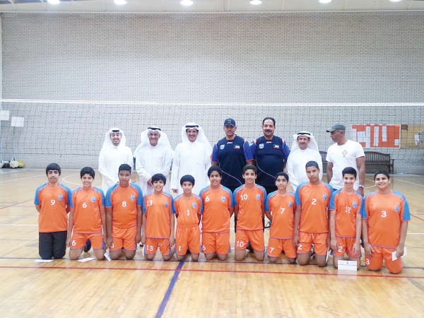 رئيس نادي كاظمة اسعد البنوان مع اللاعبين المكرمين