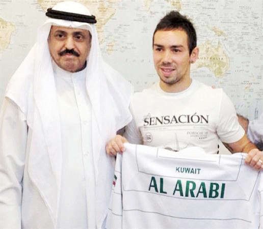 الارجنتيني داميان مع امين السر عبدالرزاق المضف في لقطة ارشيفية