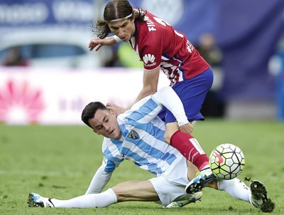 لاعب ملقة خوان بابلو يقطع الكرة من امام فيليبي لويس افپ