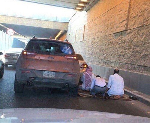 صورة اكتسحت مواقع التواصل.. اشخاص يصلون معاً بعد صدام وقع بين مركباتهم