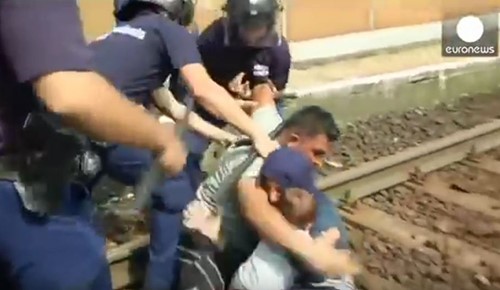 بالفيديو.. كيف خدع مصور رويترز العالم وفاز بجائزة بوليتزر