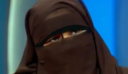 بالفيديو.. منتقبة تعلن خيانتها لزوجها على الهواء.. شاهد رد فعل الزوج: فضحتيني قدام الملايين 
