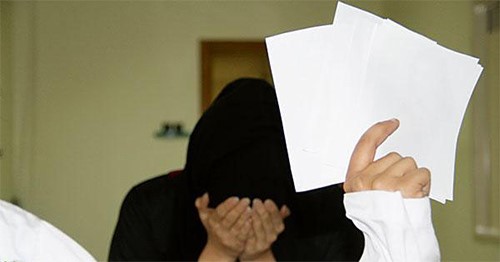 سعودي أربعيني متزوج من امرأتين يبتز فتاة عشرينية بعد تمزيق ملابسها وتصويرها في خلوة.. والسبب!