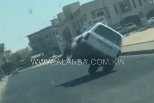بالفيديو.. مستهتر يستعرض في منطقة علي صباح السالم وينتهي باحتضان الاشجار والرصيف