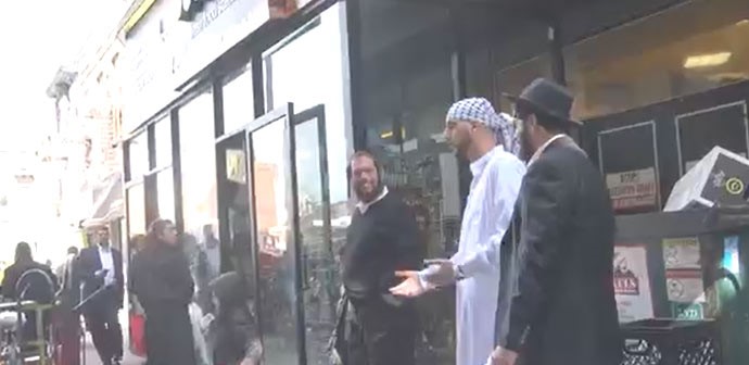 بالفيديو .."مسلم ويهودي" يستفزان المارة في شوارع نيويورك