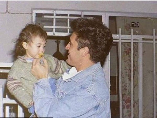 صورة نادرة لكاظم الساهر وهو يحمل طفله الأول تشعل مواقع التواصل الإجتماعي 