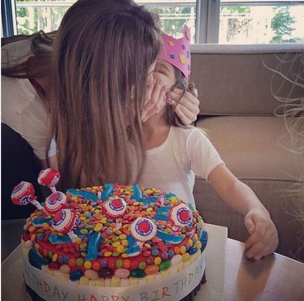 صورة :نانسي عجرم تحتفل بعيد ميلاد ابنتها وتطبع قبلة على شفتيها