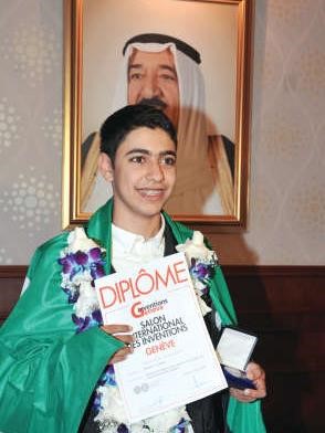 المخترع ناصر الجيماز مع شهادته العالمية 
