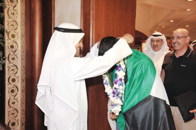 طلال الخرافي مستقبلا المخترع الجيماز باكليل من الزهور