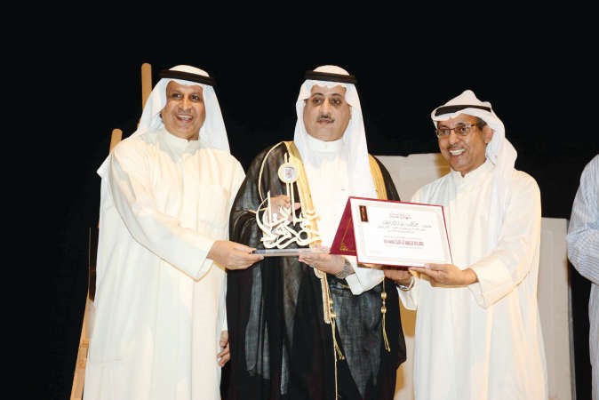 جمال اللهو وصلاح العوفان يكرمان الدويش﻿