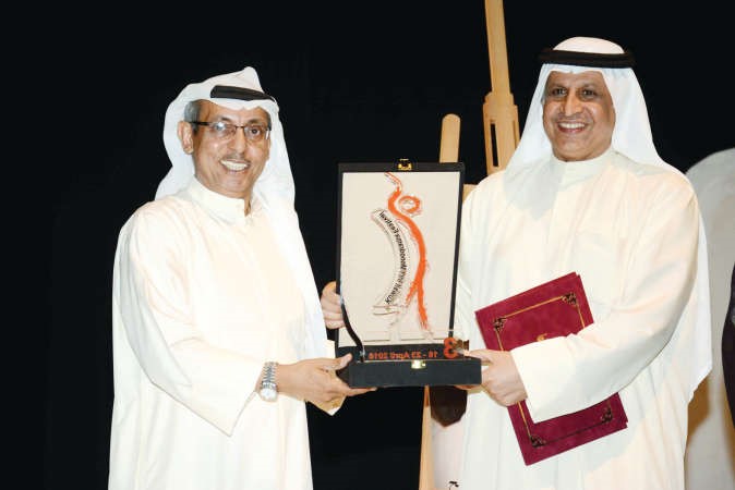 جمال اللهو مكرما مكتب الشهيد ممثلا بمدير مكتب المدير العام صلاح العوفان﻿