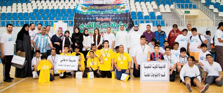 سحر الذربان وفجر الكندري من البنك الاهلي الكويتي مع ناصر الشمري من الهيئة العامة للرياضة والمنظمين يتوسطون الفائزين﻿