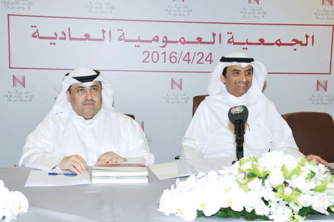العميري وبجواره فهد المخيزيم خلال الجمعية العمومية 	قاسم باشا ﻿
