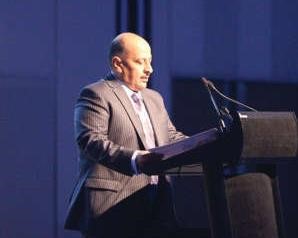 مهدي العجمي متحدثا خلال المؤتمر