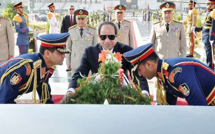 ﻿الرئيس عبدالفتاح السيسي يضع اكليل الزهور على قبر الجندي المجهول﻿