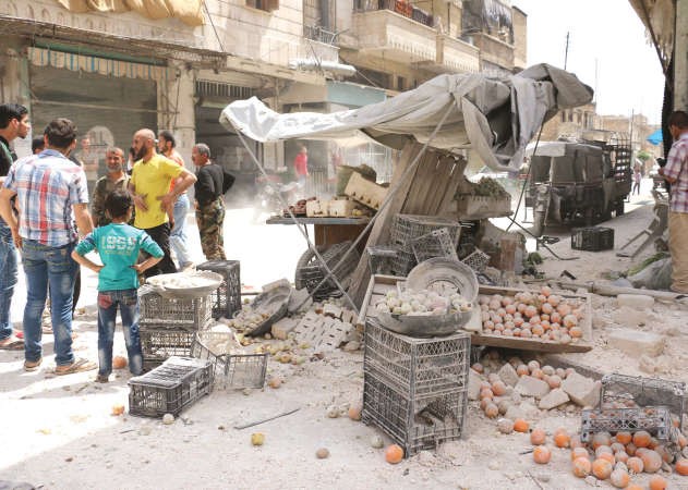 جانب من الدمار الذي خلفته غارة على حي الصاخور بحلب امس رويترز 
