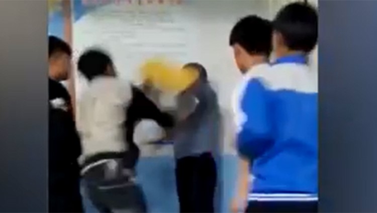 بالفيديو.. فصل دراسي يتحول الى حلبة ملاكمة بين معلم وتلاميذه الذين أوسعوه ضرباً