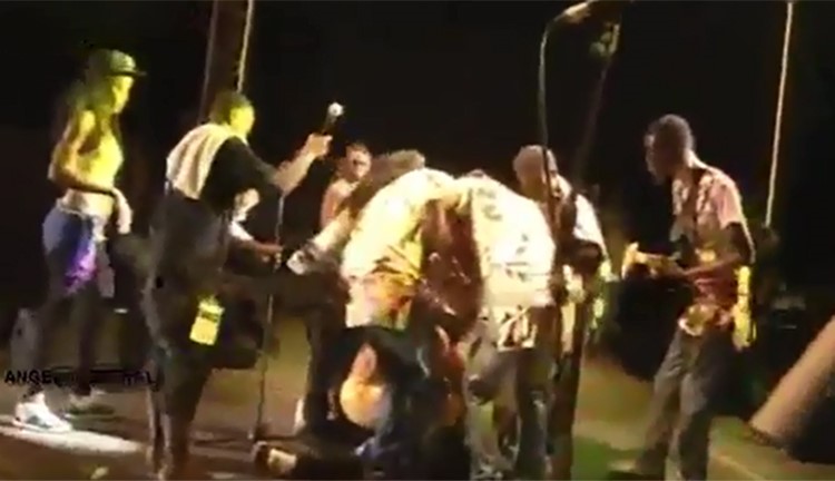 بالفيديو.. لحظة وفاة فنان على المسرح خلال حفل غنائي