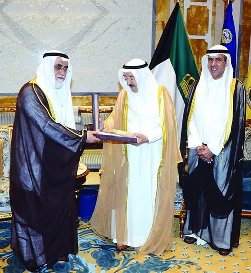 دعبدالمحسن الجارالله الخرافي يقدم كتاب من سير اهل الكويت الطيبين الى صاحب السمو الامير الشيخ صباح الاحمد