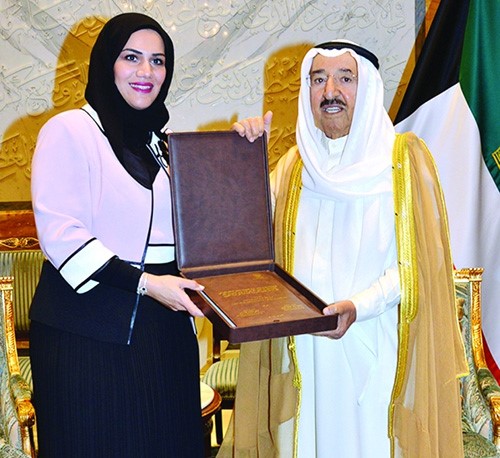 دشريفة الدريس تقدم اهداءها الى صاحب السمو الامير الشيخ صباح الاحمد