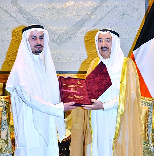 صاحب السمو الامير الشيخ صباح الاحمد يتلقى رسالة دمحمد مسلم العجمي