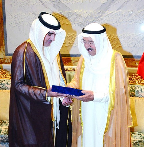 صاحب السمو الامير الشيخ صباح الاحمد يتلقى رسالة دفيصل خالد المكراد