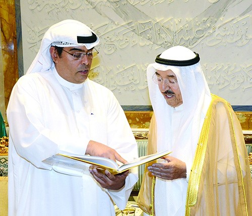 علي ناصر الرومي يقدم اهداءه الى صاحب السمو
