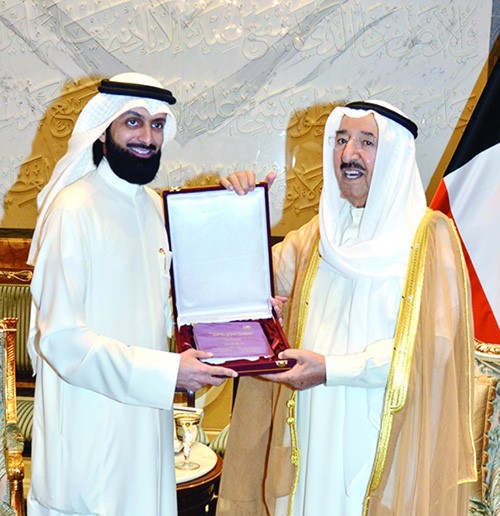 صاحب السمو يتلقى اهداء دمحمد سعود العازمي
