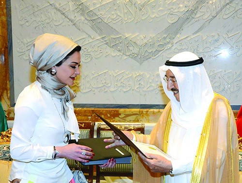 سمو الامير الشيخ صباح الاحمد يتلقى اهداء المستشارة فاتن سليمان الطخيم