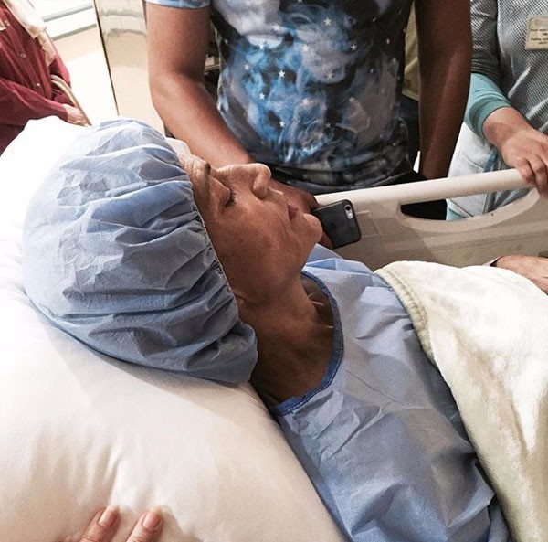 بالصور.. والدة أصالة تخضع لعملية جراحية والمطربة تطلب من جمهورها الدعاء
