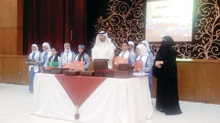 جاسم بوحمد خلال تكريم الطالبات في الملتقى 