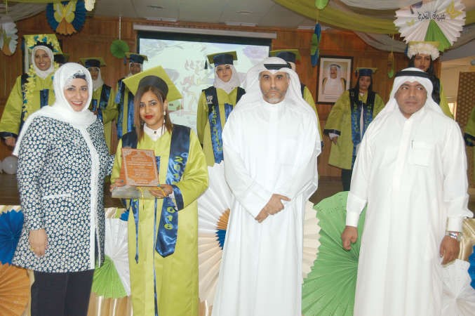 سند المطيري وعلي العتيبي ونعيمة العبيد يكرمون احدى الطالباتمحمد هاشم﻿