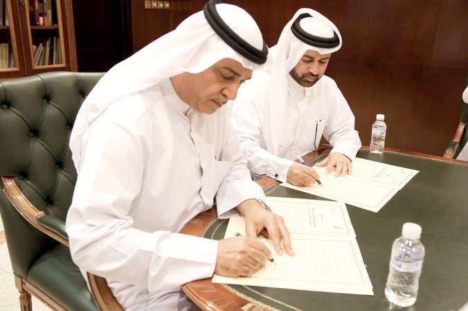 معلي اليوحة ودخالد بن ابراهيم السليطي اثناء توقيع البروتوكول﻿