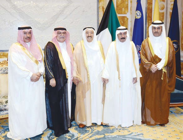 صاحب السمو الامير الشيخ صباح الاحمد مستقبلا خالد بن راكان الحثلين وسلطان بن سلمان الحثلين ومحمد بن سلطان الحثلين وشويرب فهد العسكر